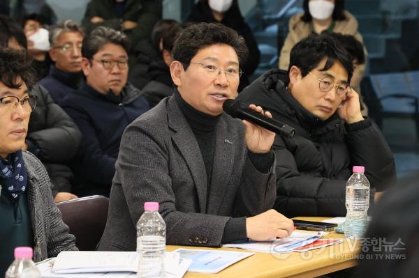 [크기변환]12-4. 이상일 용인특례시장이 17일 경남아너스빌 디센트 건설 현장을 방문해 공사관계자와 입주예정자들과 간담회를 가졌다.jpg