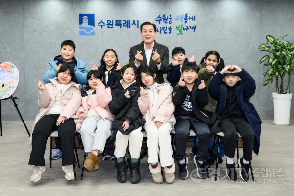[크기변환]이재준 수원시장, 아동친화도시 조성위해 관내 초등학생 목소리 들어(1).jpg