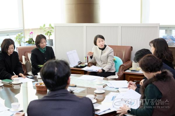 [크기변환][사진4] 용인특례시 최초 주민청구조례 제정 성과 공유 및 의견청취를 위한 행정안전부-주민-용인특례시의회 간담회-05.jpg