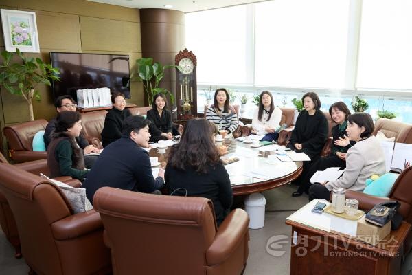 [크기변환][사진5] 용인특례시 최초 주민청구조례 제정 성과 공유 및 의견청취를 위한 행정안전부-주민-용인특례시의회 간담회-06.jpg