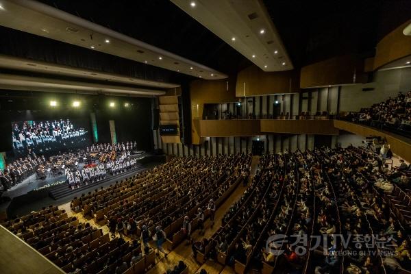 [크기변환]1-2. 객석을 늘리고 무대시설을 개선한 용인포은아트홀 객석 모습.jpg