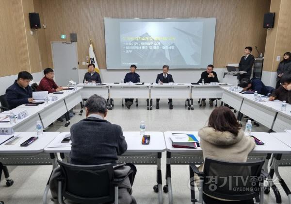 [크기변환](사진2) 화성산업진흥원 본원 교육장에서 제1회 산업안전협의회를 진행하고 있다.jpg