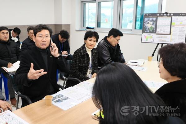 [크기변환]2-4. 이상일 용인특례시장이 3월 개교하는 처인초·중 통합학교를 방문한 자리에서 임태희 경기도교육감에게 전화를 걸어 협력을 요청했다..jpg