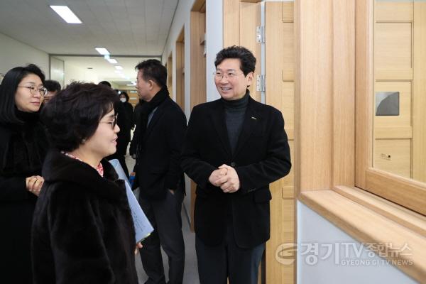 [크기변환]2-3. 이상일 용인특례시장이 3월 개교하는 처인초·중 통합학교를 방문해 학교장과 학부모드르이 의견을 청취하고 있다..jpg