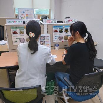 [크기변환]6. 용인특례시 모바일헬스케어 사업 참여자가 영양상담을 받고 있다.jpg