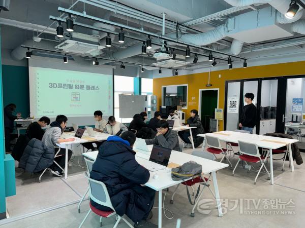 [크기변환]8. 지난 5일 수지도서관에서 청소년을 대상으로 3D 프린팅 체험 교육이 진행되고 있다..jpg