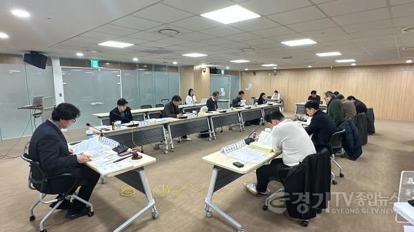 [크기변환]250221 경기도의회 , 2025년 제1회 연구활동 지원 심의위원회 개최 (2) (1).jpg