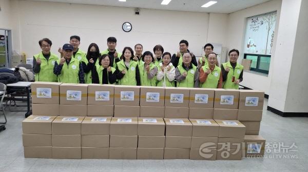 [크기변환]4-1.영덕1동 영덕동마을쟁이 취약계층에 생필품 전달.jpg