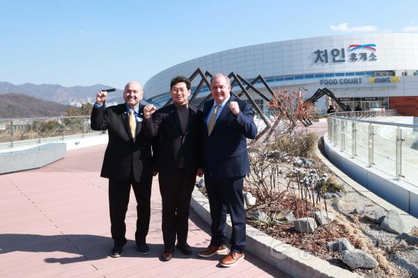 [크기변환]1-2. 이상일 용인특례시장과 러스 볼즈 윌리엄스 카운티 커미셔너, 드웨인 아리올라 테일러시 시장이 세종~포천고속도로 상에 상공형 휴게소로 지어진 처인휴게소를 방문한 기념으로 사진을 찍고 있다..jpg