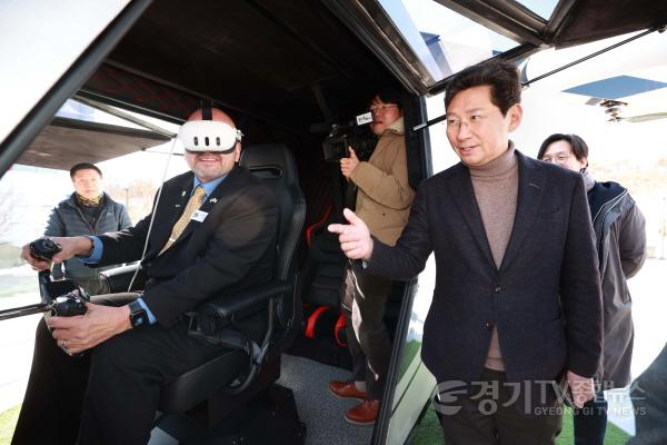 [크기변환]1-3. 드웨인 아리올라 테일러시 시장이 처인휴게소 야외에 설치된 UAM(도심항공모빌리티) 가상 체험을 하고 있는 모습..jpg