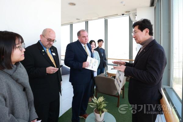[크기변환]1-4. 이상일 용인특례시장이 윌리엄스카운티 대표단이 수지 죽전동 아르피아 청년LAB을 방문해 시설에 대한 대화를 나누고 있다..jpg