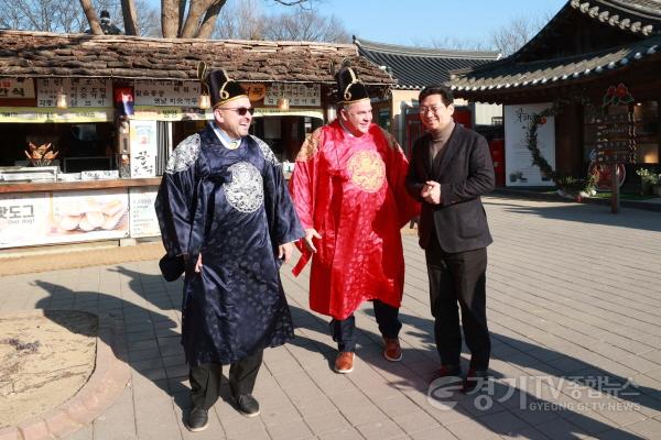 [크기변환]1-5. 볼즈 커미서너와 아리올라 시장이 이 시장과 함께 한국민속촌을 방문해 전통문화 체험을 위해 한복을 입고 대화를 나누고 있다..jpg