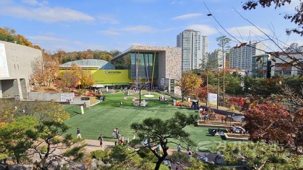 [크기변환]박물관 전경 사진_잔디광장.jpg