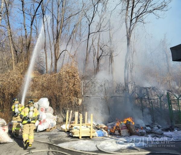 [크기변환]2.17+양주+장흥면+산+연소확대+진압중인+소방관.jpg