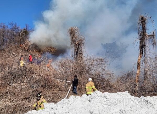 [크기변환]2.19+포천+신북면+산불화재+진압중인+소방관+의용소방대.jpg