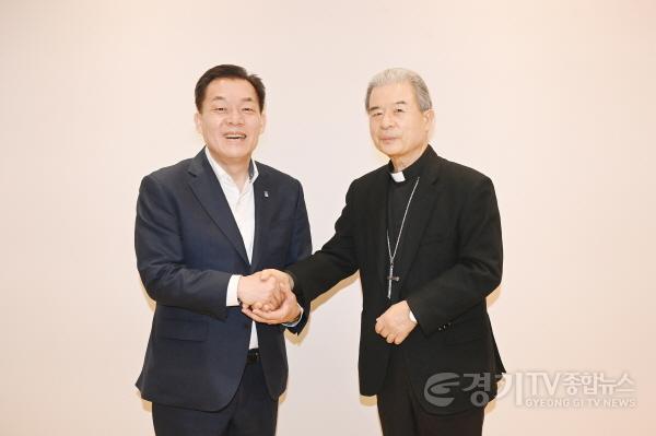 [크기변환]이재준 수원시장,수원교구장 이용훈 주교 만나“WYD수원교구대회,적극적으로 지원하겠다”(1).jpg