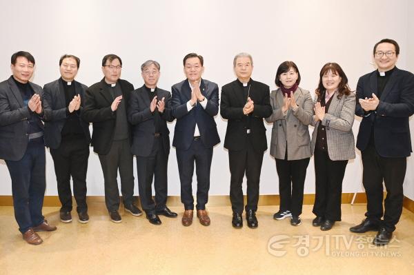 [크기변환]이재준 수원시장,수원교구장 이용훈 주교 만나“WYD수원교구대회,적극적으로 지원하겠다”(2).jpg