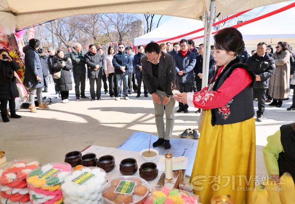 [크기변환]250222 사진2] 2025 평택풍어제 의식하는 평택시의회 강정구 의장.jpg