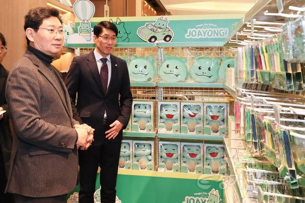 [크기변환]1-3. 이상일 용인특례시장이 24일 이마트 스타필드마켓 죽전점에 개장한 조아용 팝업스토어 현장을 둘러보고 있다..jpg
