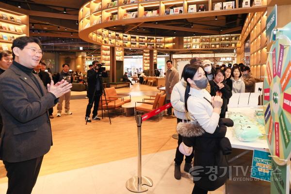 [크기변환]1-4. 이상일 용인특례시장이 24일 이마트 스타필드마켓 죽전점에 개장한 조아용 팝업스토어 온라인 이벤트 참가자들과 인사를 나누고 있다..jpg