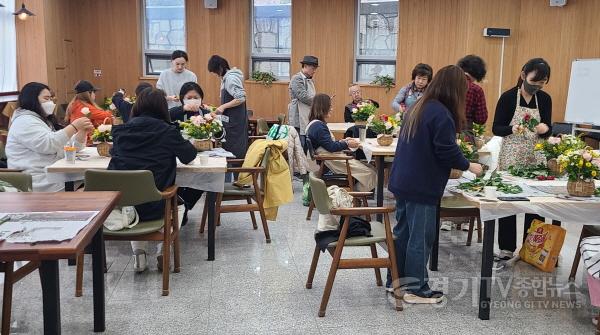 [크기변환]8. 지난해 용인특례시 생활원예교육 수강생들이 교육받고 있는 모습.jpg
