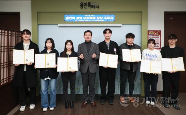 [크기변환]13-1. 24일 용인특례시청 시장실에서 이상일 시장이 용인학 우수학생들과 기념사진을 찍고 있다..jpg