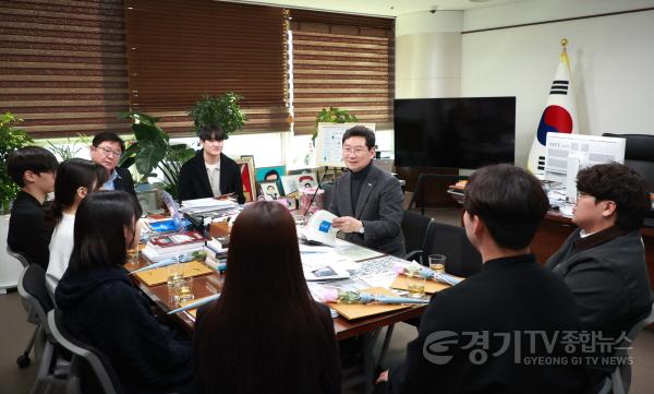 [크기변환]13-2. 24일 용인특례시청 시장실에서 이상일 시장이 용인학 우수학생들과 환담을 나누고 있다..jpg