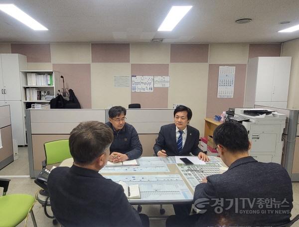 [크기변환]250225 문형근 의원, 비산동 임곡공원 조성 추진현황 논의.jpg