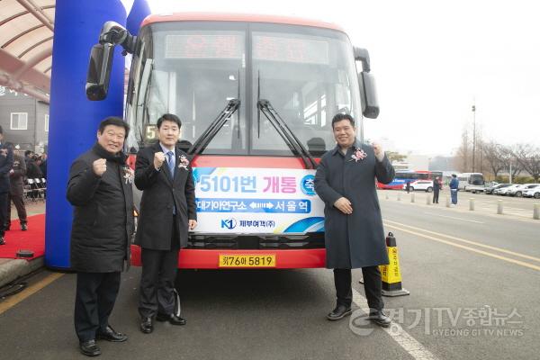 [크기변환]사진 4) 배정수 의장(가운데) 및 오문섭 의원(왼쪽)과 이계철 의원.jpg