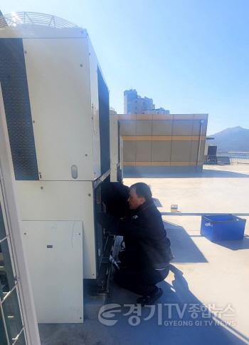 [크기변환]사진 3_2 가스열펌프(GHP) 배출가스 저감장치를 설치하고 있는 모습.jpg