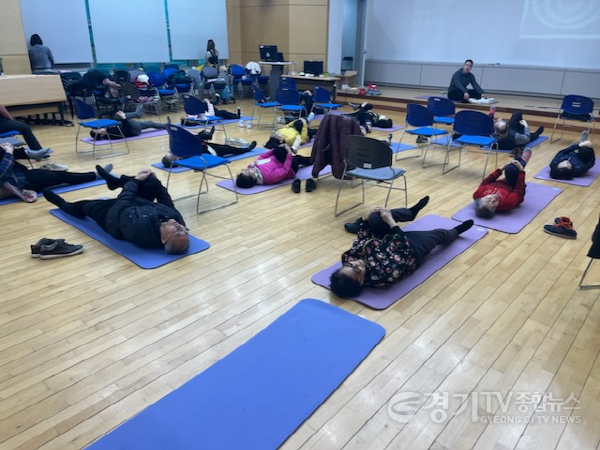 [크기변환]사진 4_2 웰에이징 프로그램 참여자들이 운동을 하고 있다.png