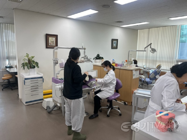 [크기변환]사진 4_1 웰에이징 프로그램 참여자가 구강 검진을 받고 있다.png