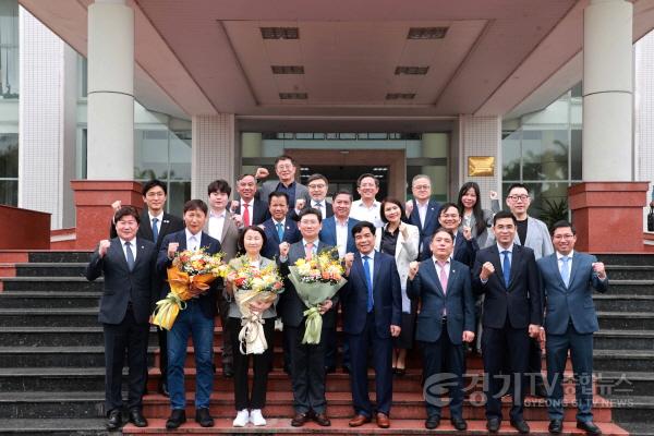 [크기변환]9-2. 이상일 용인특례시장과 시 대표단은 26일(현지시각) 오전 베트남 꽝남성청에서 레반중(Lê Ván Dũng) 꽝남성 인민위원회 위원장(꽝남성장) 등 꽝남성 고위 관계자들과 간담회를 갖고 양 도시의 교류협력 방안을 논의했다.jpg