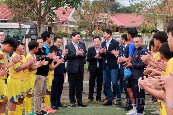 [크기변환]9-4. 김상식 베트남 축구 국가대표팀 감독은 이상일 시장의 부탁을 받아 베트남 유소년 축구단 훈련장을 깜짝 방문해 훈련중인 유소년 축구 선수들을 격려하고 응원했다.jpg