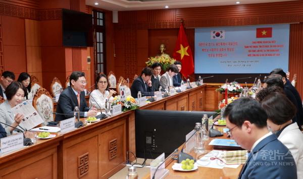 [크기변환]9-3. 이상일 용인특례시장과 시 대표단은 26일(현지시각) 오전 베트남 꽝남성청에서 레반중(Lê Ván Dũng) 꽝남성 인민위원회 위원장(꽝남성장) 등 꽝남성 고위 관계자들과 간담회를 갖고 양 도시의 교류협력 방안을 논의했다.jpg