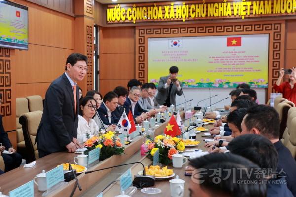[크기변환]10-3. 이상일 용인특례시장은 26일(현지시각) 오후 꽝남성의 성도인 땀끼시를 방문해 시가 ODA(공적개발원조) 사업으로 건립을 지원한 용인 스마트 디지털도서관 건립 MOU를 땀끼시 측과 체결했다.jpg