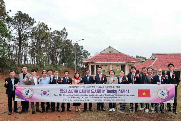 [크기변환]10-5. 이상일 용인특례시장과 시 대표단은 26일(현지시각) 오후 땀끼시 국제연꽃마을에서 개최된 용인 스마트 디지털도서관 착공식에 참석했다.jpg