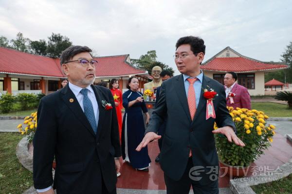 [크기변환]10-8. 이상일 용인특례시장이 땀끼시 국제연꽃마을에 새로 건립된 노인요양시설을 방문해 어르신과 인사를 나누고 시설물을 시찰하고 있다.jpg
