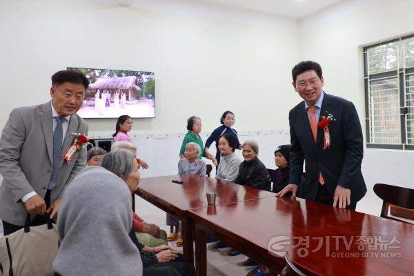 [크기변환]10-7. 이상일 용인특례시장이 땀끼시 국제연꽃마을에 새로 건립된 노인요양시설을 방문해 어르신과 인사를 나누고 시설물을 시찰하고 있다.jpg