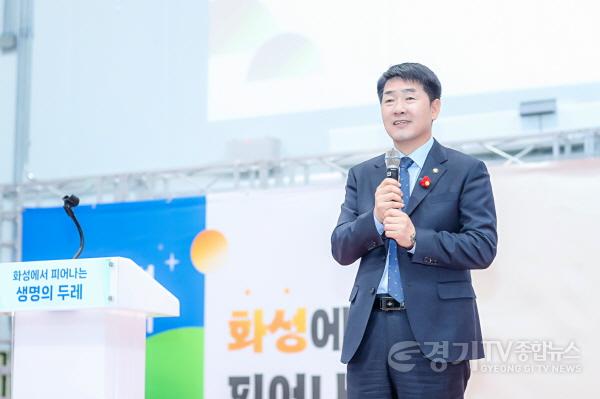 [크기변환]사진 1) 축사 중인 화성특례시의회 배정수 의장.jpg