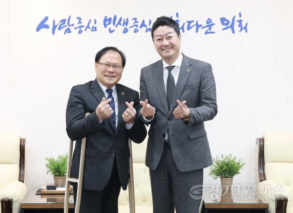 [크기변환]250228 박재용의원, 김진경 의장 예방...장애친화적인 의회환경 조성을 위해 수어통역이 반영된 국민의례 요청 1.jpg