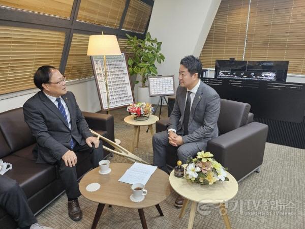 [크기변환]250228 박재용의원, 김진경 의장 예방...장애친화적인 의회환경 조성을 위해 수어통역이 반영된 국민의례 요청 2.jpg