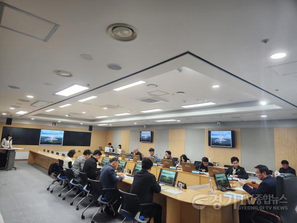 [크기변환]1-2. 지난 26일 용인특례시청 영상회의실에서 열린 2025년 적극행정위원회 회의 모습.jpg