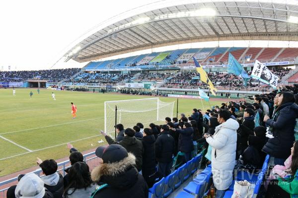 [크기변환][자료1]2025년 2월 22일 와스타디움에서 열린 안산그리너스fc 홈개막전에서 열띤 응원이 펼쳐지고 있다..jpeg