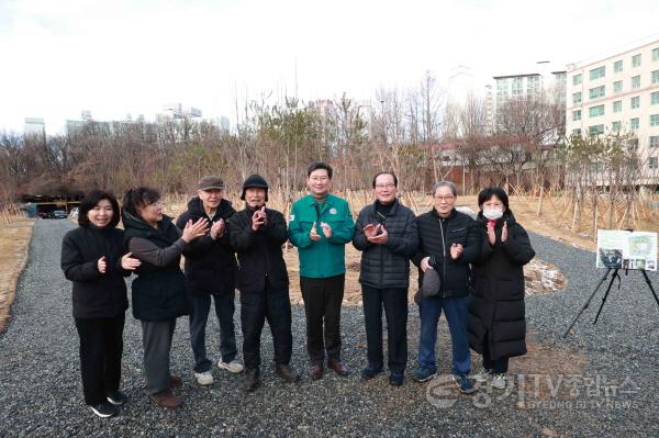 [크기변환]1-4. 4일 수지구 죽전동 미세먼지 차단숲 조성 현장을 방문한 이상일 용인특례시장이 주민들과 함께 미세먼지 차단숲 조성을 축하하며 기념사진을 찍고 있다..jpg
