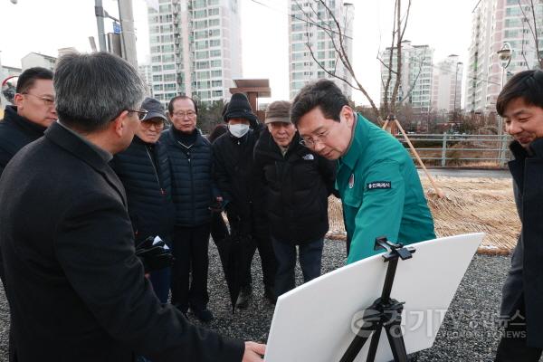 [크기변환]1-3. 4일 수지구 죽전동 미세먼지 차단숲 조성 현장을 방문한 이상일 용인특례시장이 현장점검을 하고 있다..jpg