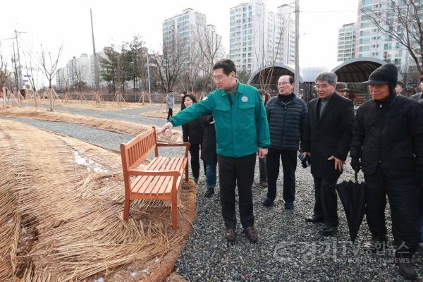[크기변환]1-2. 4일 수지구 죽전동 미세먼지 차단숲 조성 현장을 방문한 이상일 용인특례시장이 현장점검을 하고 있다..jpg
