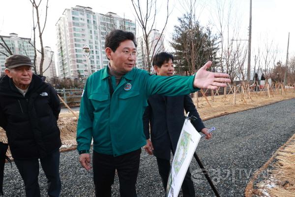 [크기변환]1-1. 4일 수지구 죽전동 미세먼지 차단숲 조성 현장을 방문한 이상일 용인특례시장이 현장점검을 하고 있다. (1).jpg
