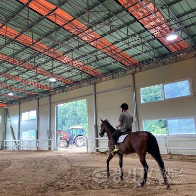 [크기변환]10. 지난해 용인특례시 학생승마체험에 참가해 승마 체험을 받고 있는 모습.jpg