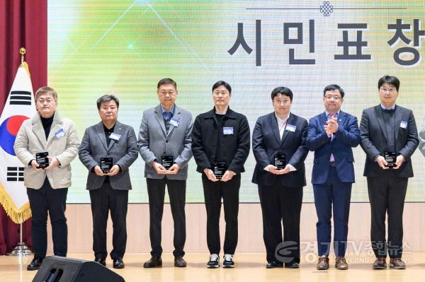 [크기변환]2. 수원시, 성실하게 납세한 법인·시민에게 인증패 수여.jpg